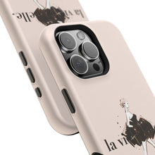 画像をギャラリービューアに読み込む, スマホケース MagSafe Phone Case「La Vie Est Belle」
