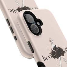 画像をギャラリービューアに読み込む, スマホケース MagSafe Phone Case「La Vie Est Belle」
