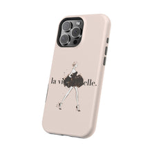 画像をギャラリービューアに読み込む, スマホケース MagSafe Phone Case「La Vie Est Belle」

