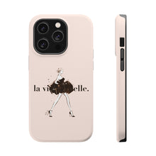 画像をギャラリービューアに読み込む, スマホケース MagSafe Phone Case「La Vie Est Belle」
