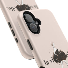 画像をギャラリービューアに読み込む, スマホケース MagSafe Phone Case「La Vie Est Belle」
