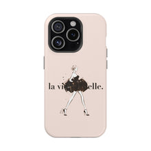 画像をギャラリービューアに読み込む, スマホケース MagSafe Phone Case「La Vie Est Belle」
